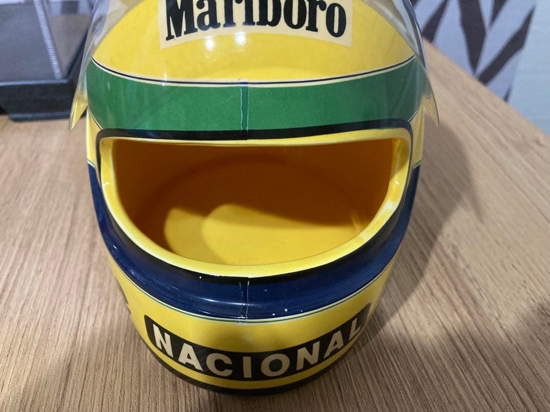ケース付き アイルトン・セナ 陶器製ヘルメット置物 灰皿