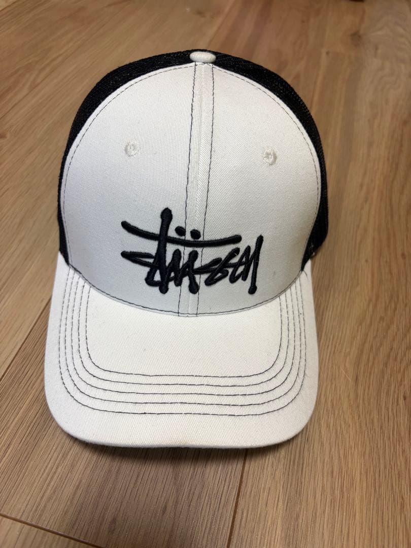 Stüssy トラッカーキャップ ホワイト/ブラック - メルカリ