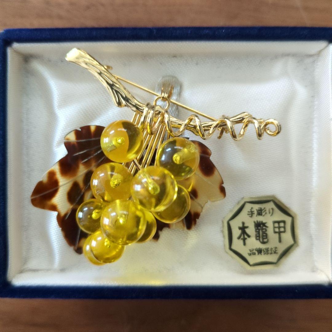 本鼈甲 葡萄のブローチ 手彫り - メルカリ