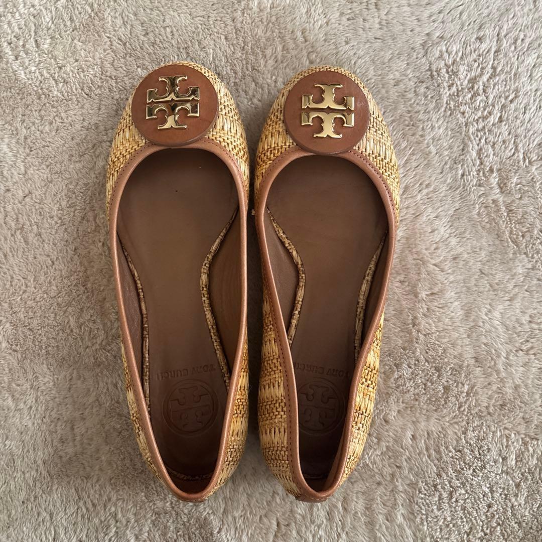 セール！Tory Burch ラフィア風フラットシューズ - メルカリ