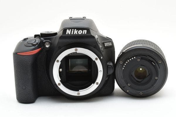【美品】ニコン Nikon D5500 レンズキット 《ショット数4552回》