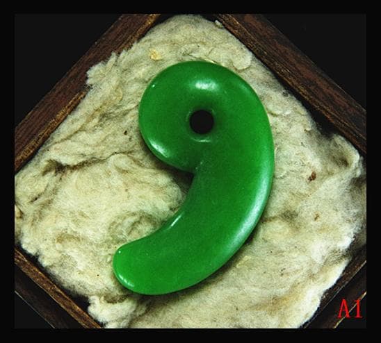 古墳期☆極上ろうかん質硬玉翡翠製極希少☆佐賀県唐津市宇木汲田形勾玉