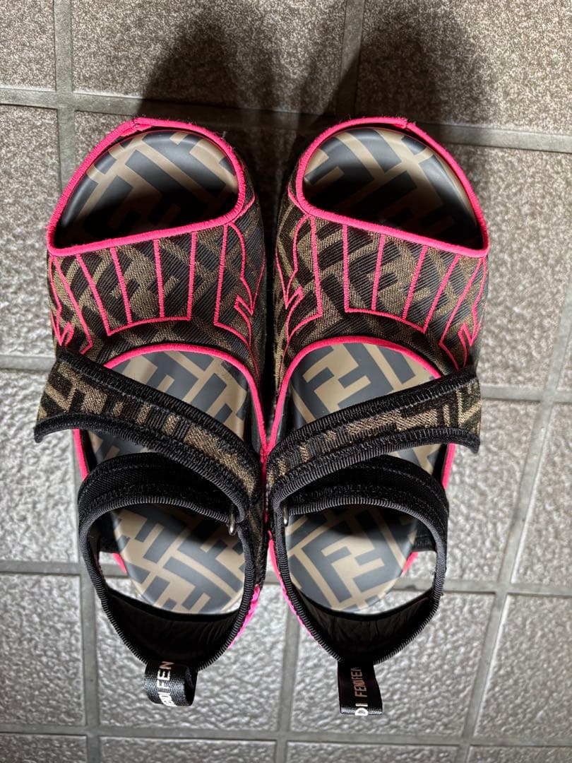 FENDI ブラックピンク サンダル 厚底 - メルカリ