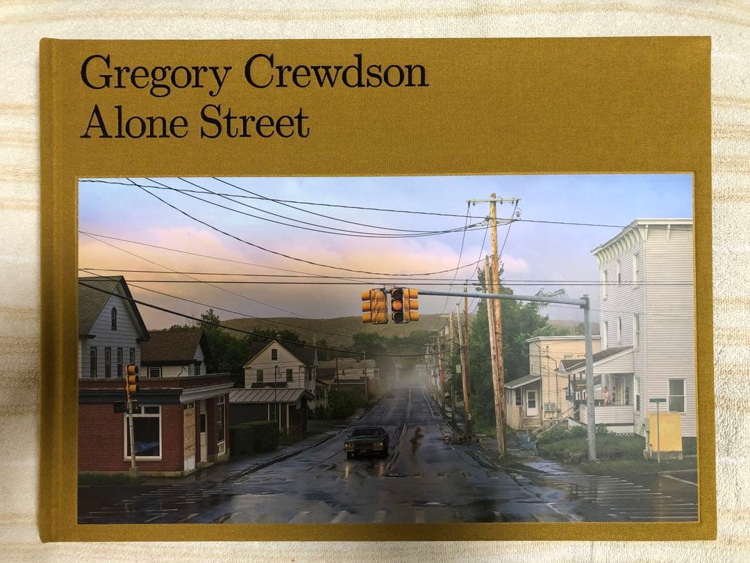 アート・デザイン・音楽 Gregory Crewdson alone street aperture Gregory Crewdson: Alone Street | Aperture