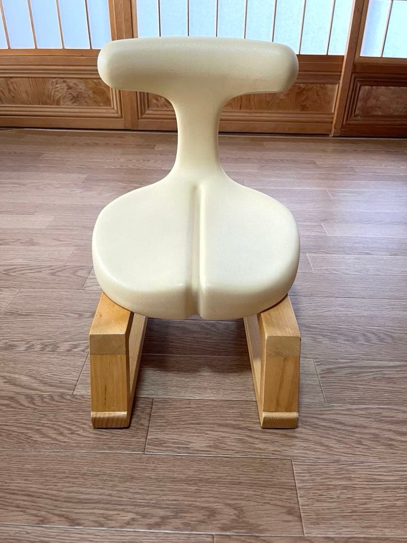 骨盤•姿勢矯正チェア　アーユルチェアあぐら椅子　ベージュ　脚付　滑り止め付き 楽天市場】公式 坐骨神経痛 脊柱管狭窄症 腰痛対策 あぐら 座椅子 姿勢