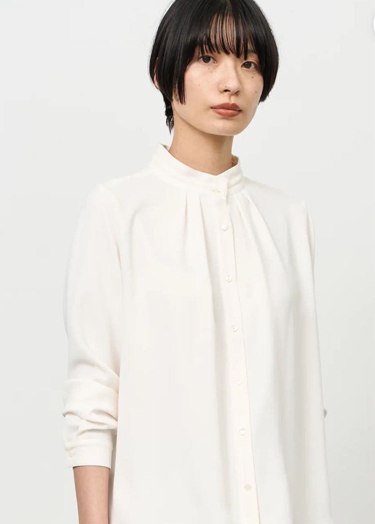 サテンスタンドタックブラウス - メルカリ