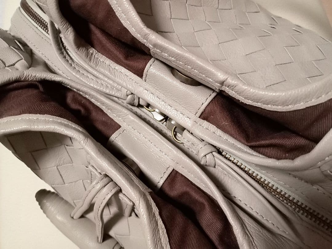 イントレチャート ショルダーバッグ 本革 / ゴート山羊革 グレージュ