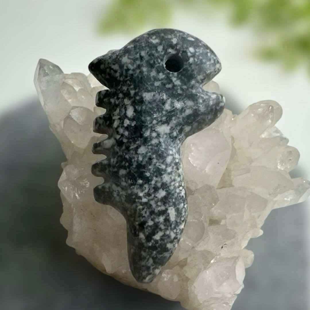 遠野霊石】龍神様の鬣を宿す勾玉 唯一無二の龍神波動石 手掘り研磨