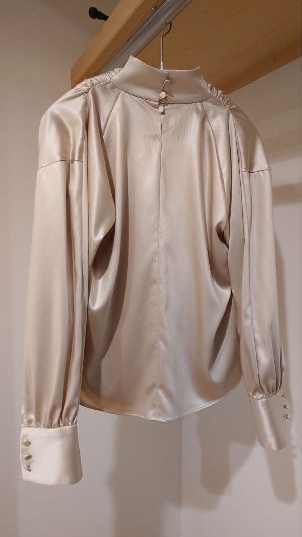 support surface シャンパンゴールド ブラウス - メルカリ