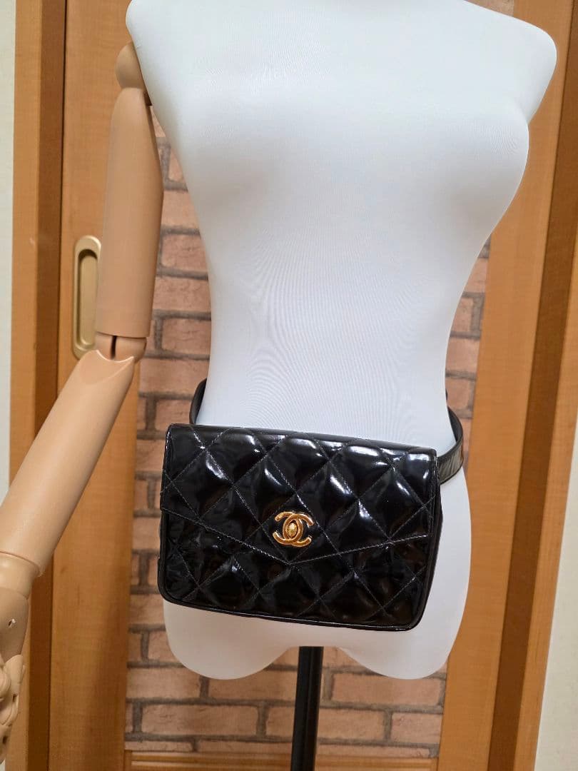 CHANELl ブラック ボディバッグ値下げ交渉可能です - メルカリ