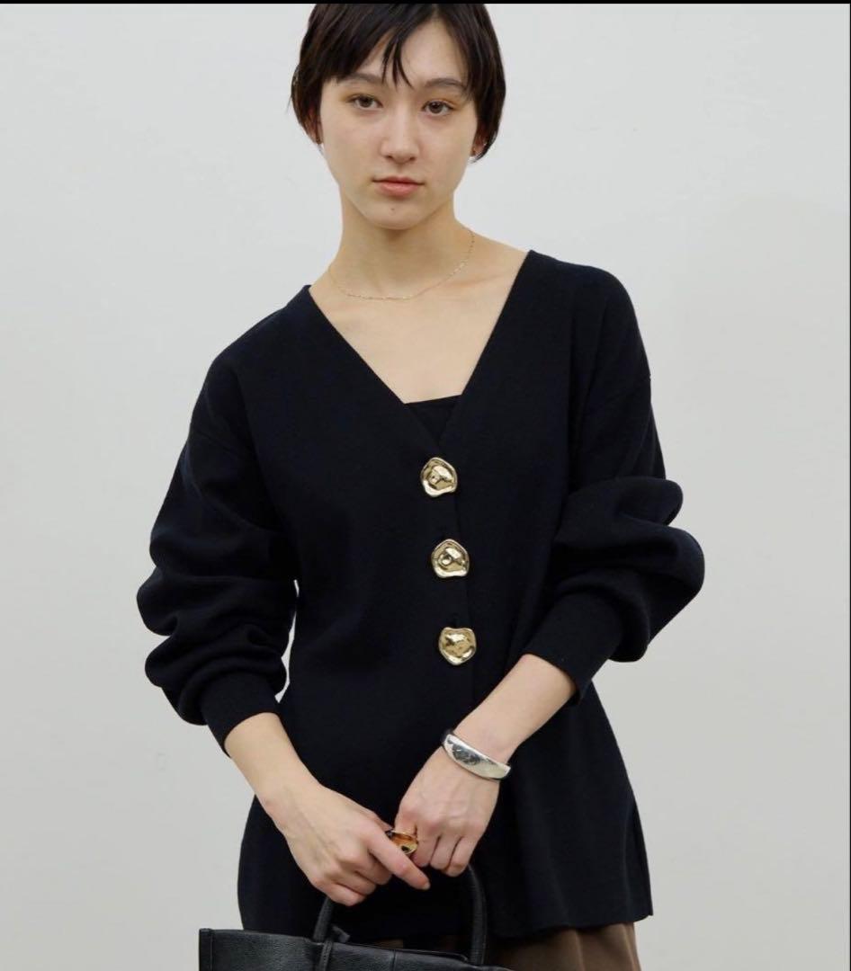 タグ付き新品未使用】ビジューVネックカーディガン 黒 - メルカリ