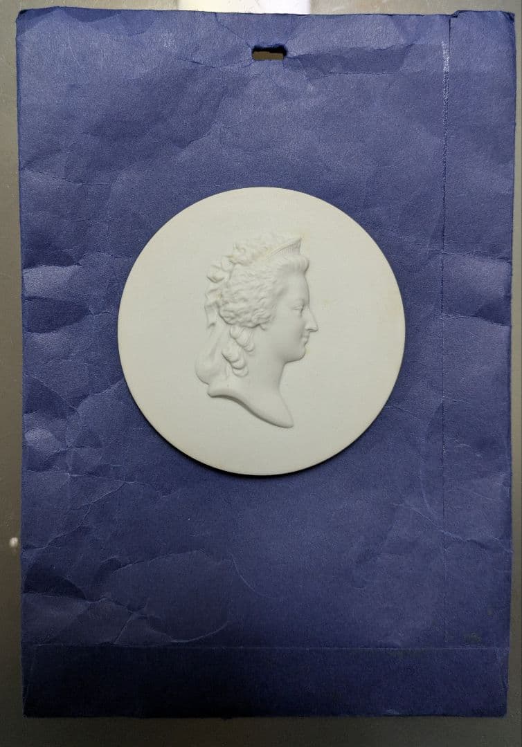 n*1様 マリー・アントワネット・セーヴルの肖像画のメダリオン陶器製