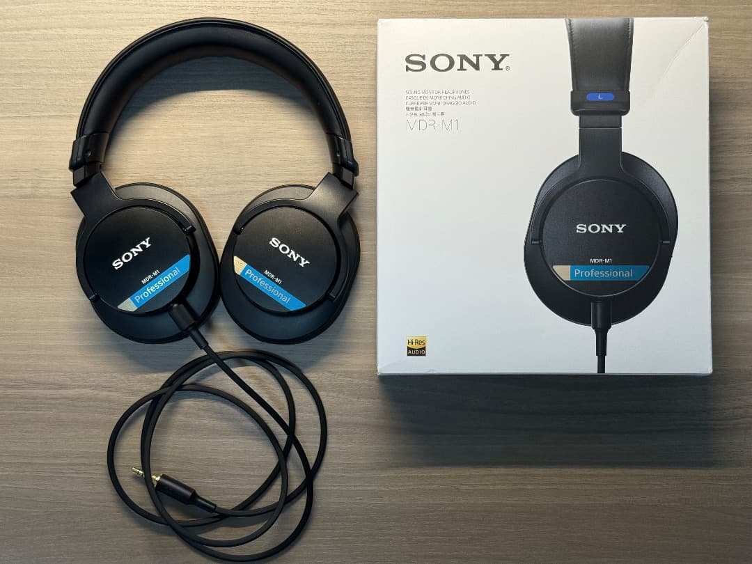 SONY MDR-M1 日本未発売スタジオモニター ヘッドホン ソニー、日本未発売のプロ向け密閉型ヘッドフォン「MDR-M1」。広報note