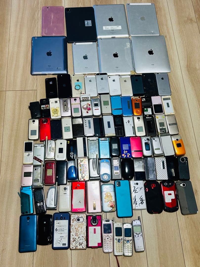 タブレット8台、iPhone10台、携帯73台、アンドロイド13台　ジャンク品 タブレット 充電スタンド タブレット8台、iPhone10台、携帯73台