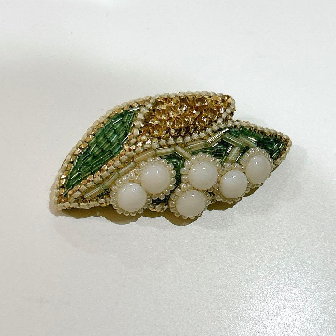 美品 tamas タマス すずらん 花 ブローチ グリーン　ホワイト　ビーズ tamas Many world ブローチ | KOKO