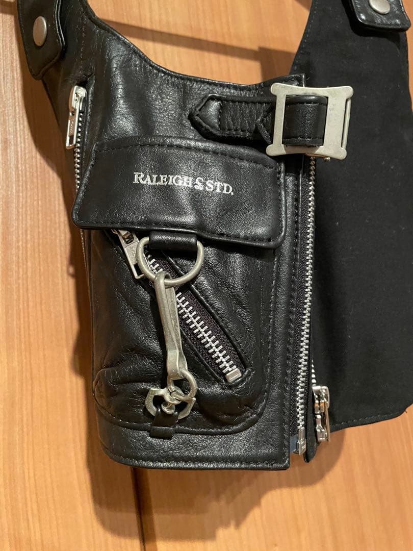 ラリー raleighブラック フットバッグ クロップドデザイン バッグ