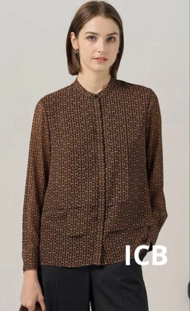 30th ANNIVERSARYモノグラムプリントシフォン バンドカラーブラウス ICB｜【30th ANNIVERSARY】 モノグラムプリントシフォン バンドカラー