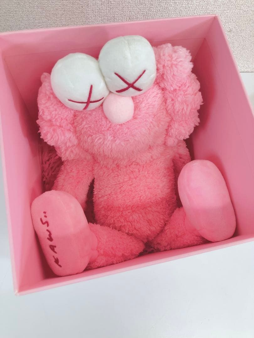 ☆Kaws BFF Pink Plush カウズ 世界3000体限定 ぬいぐるみ - メルカリ