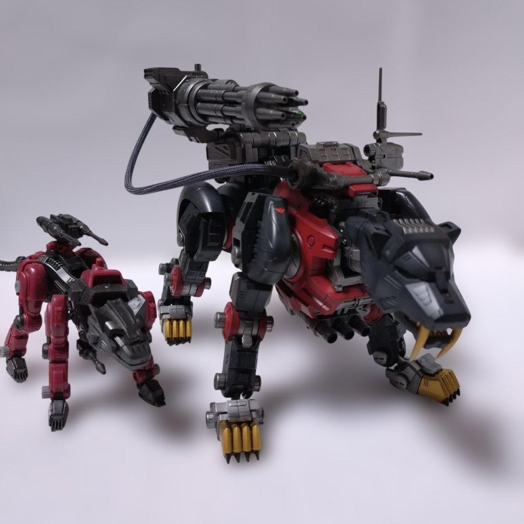 リアライズモデル RMZ セイバータイガー シュバルツ仕様＆ヘルキャット完成品 帝国ゾイドおなじみの「セイバータイガー」がシュバルツ専用機体で