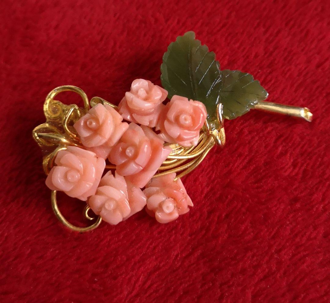 ビンテージ ブローチ 珊瑚 花 彫刻 翡翠 葉 彫刻 フラワー カメオ 246 珊瑚彫刻の逸品 ブローチ 『椿』 金具難ありで大幅値下げ！ R50128H1