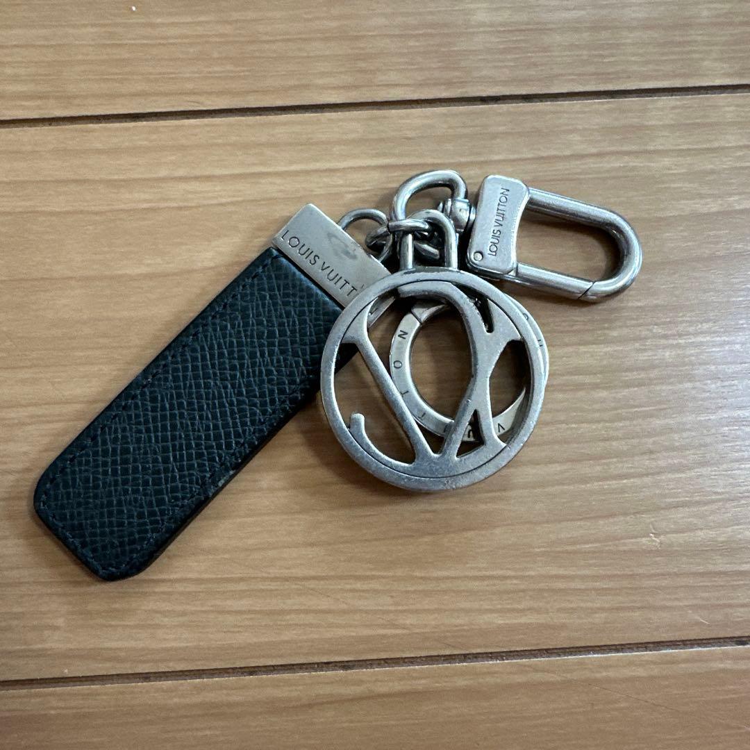 Louis Vuitton ブラック キーリング 楽天市場】LOUIS VUITTONロゴ刻印キーホルダーキーリング＆カラビナ