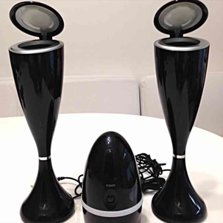 シャンパングラスの用なオシャレなスピーカー