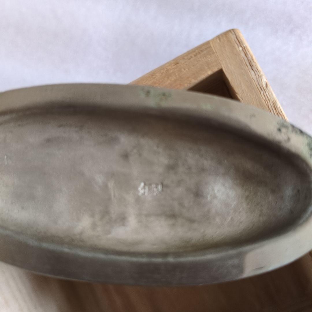 金色の馬の置物 木製台座付き - メルカリ