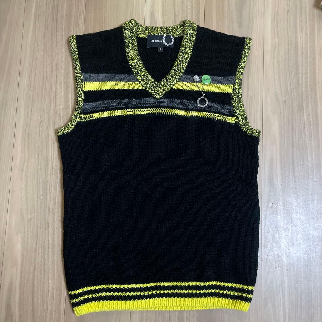 美品ラフシモンズ フレッドペリー ニットベスト コムドットやまと着用