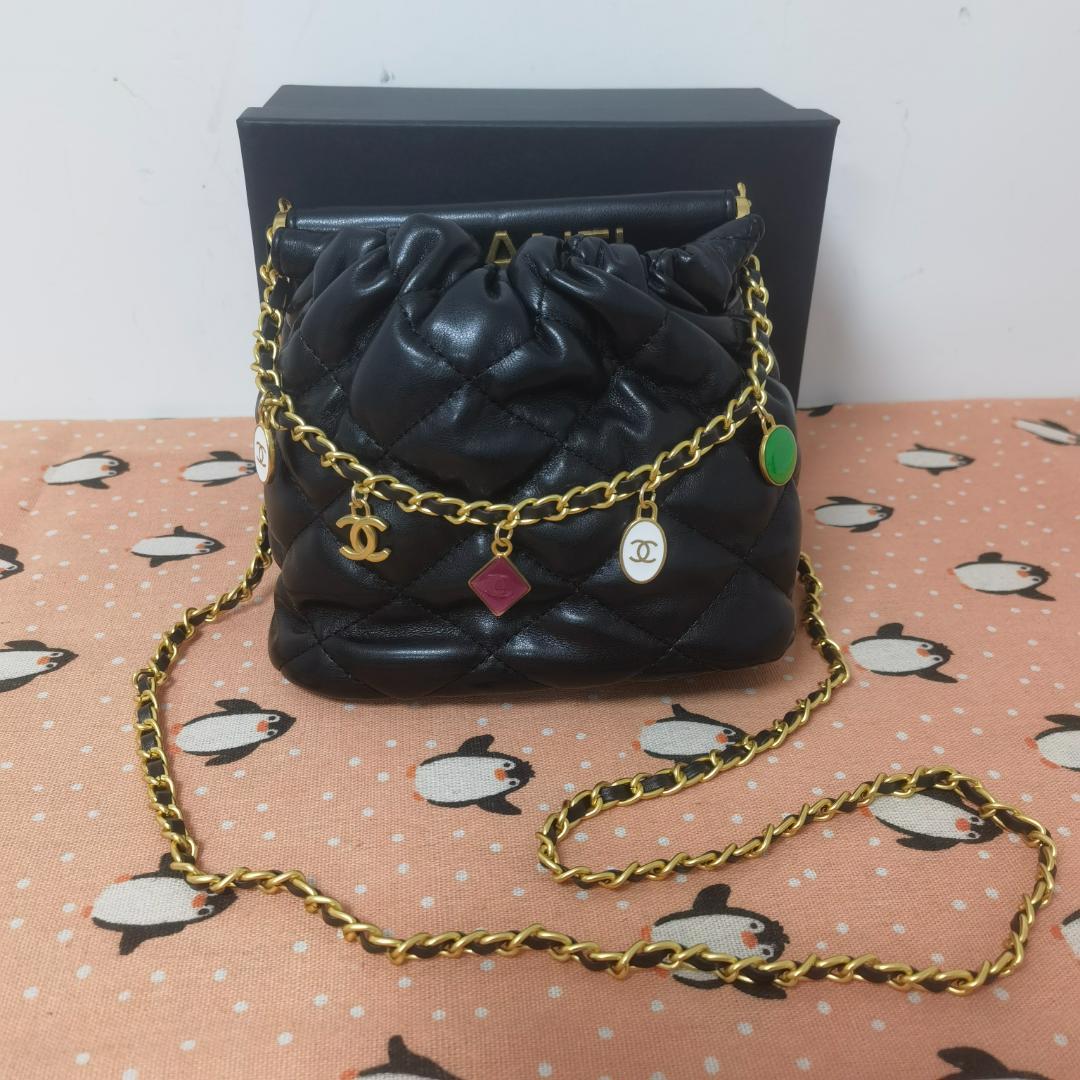 キルティング　ショルダーバッグ　チャーム　黒 moment+ ショルダーバッグ バッグ オリジナルチャーム付き2WAY