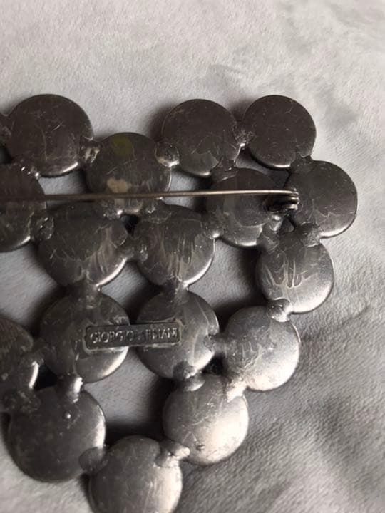 GIORGIO ARMANI ジョルジオ アルマーニ 大ぶりハートブローチ - メルカリ