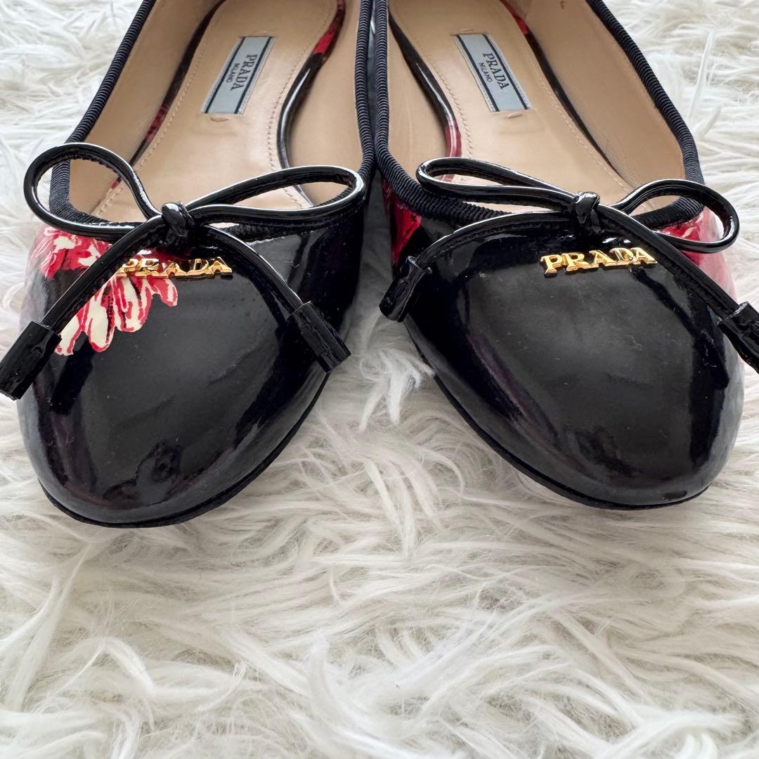 プラダ】パンプス エナメル リボン ゴールド金具 34 黒 赤 花柄 箱付