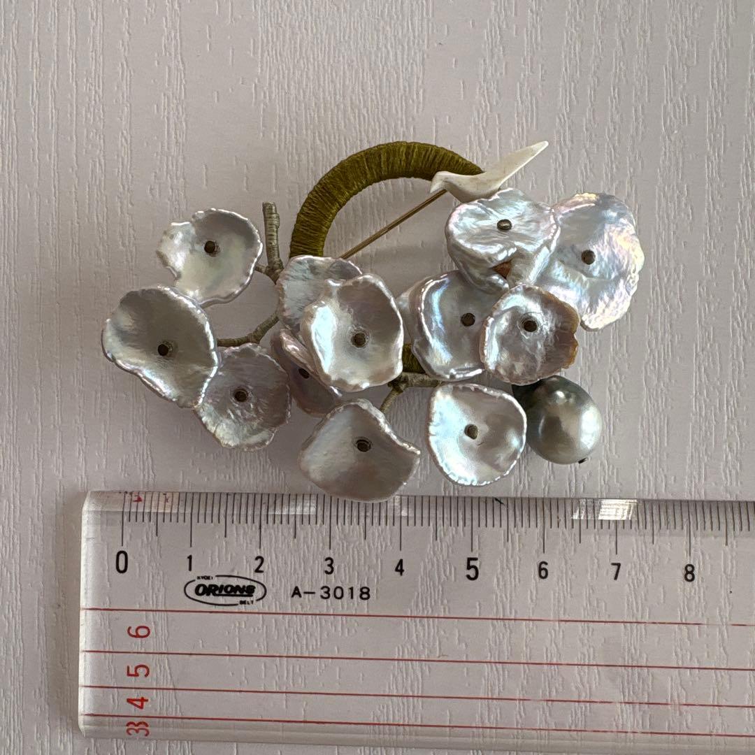 11月23日限定価格 マーダーポーレン ブローチ（淡水パール・シェル）