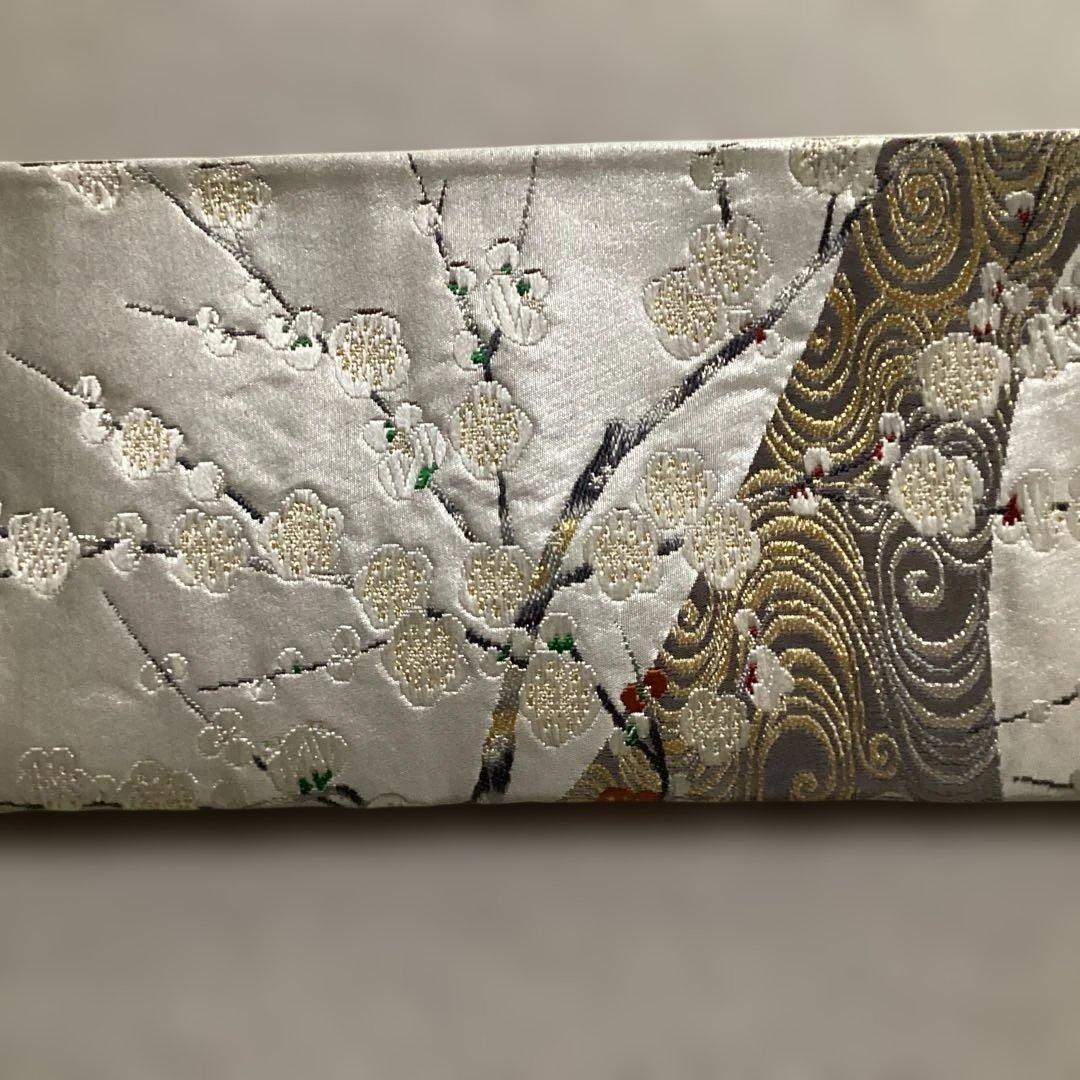高級袋帯 唐織 シルバーの正絹の生地に刺繍のような浮き上がった紅白