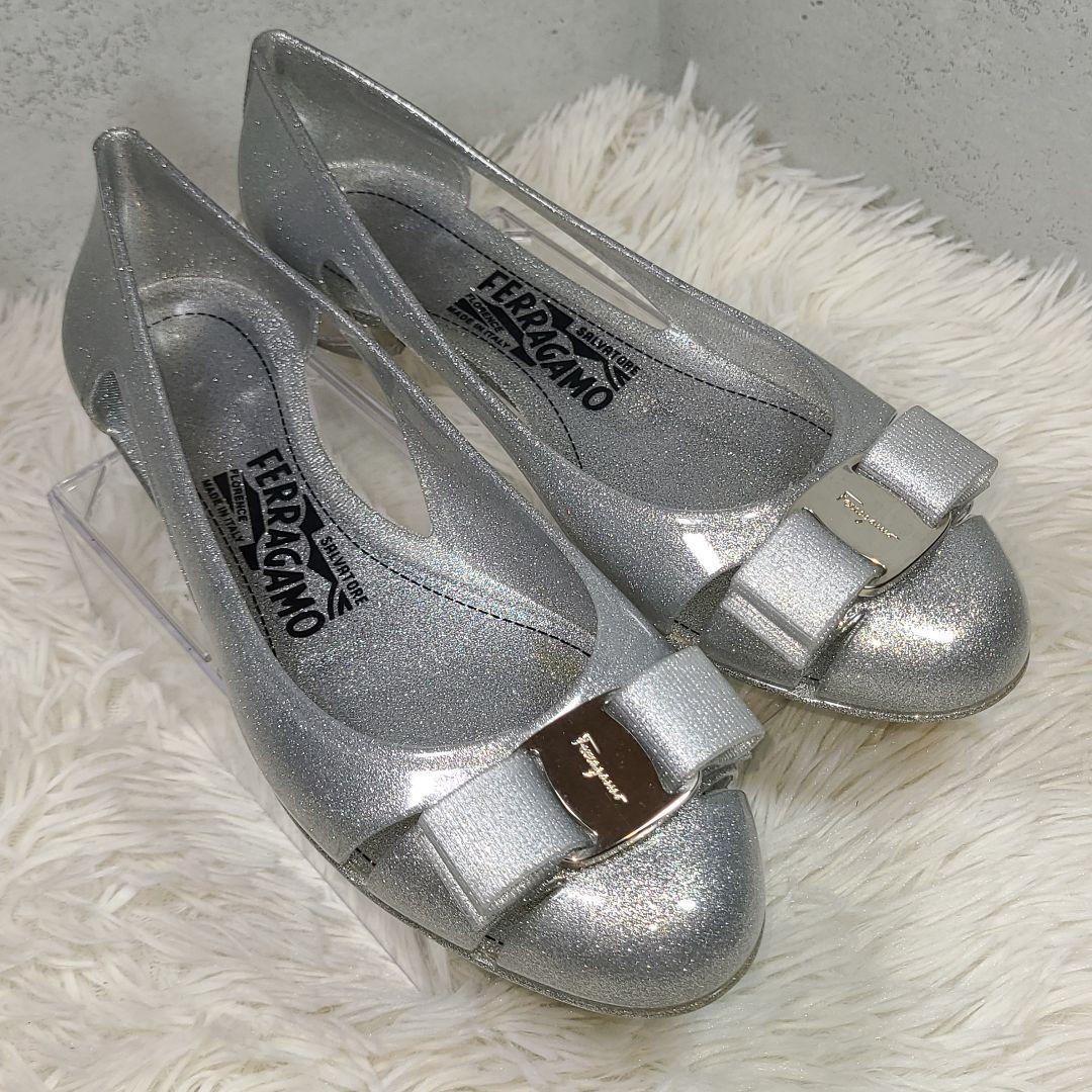 Ferragamo】ヴァラ ラバーフラットシューズ レインパンプス