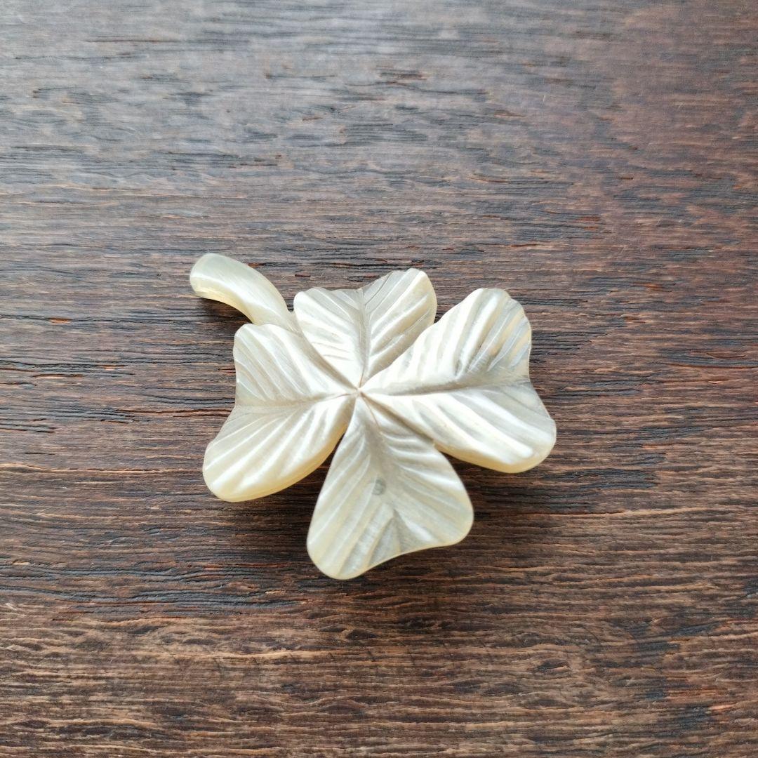 ミナペルホネン クローバー 水牛ブローチ - メルカリ