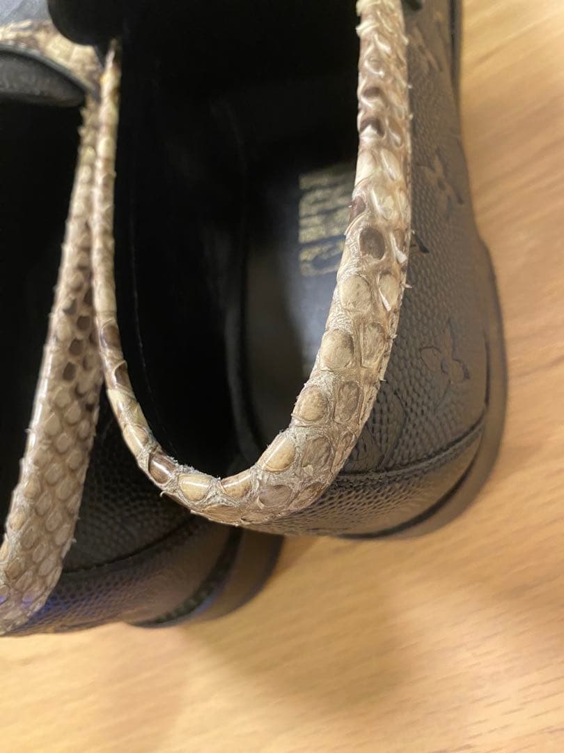 Louis Vuitton ブラック・ヘビ柄 ローファー - メルカリ