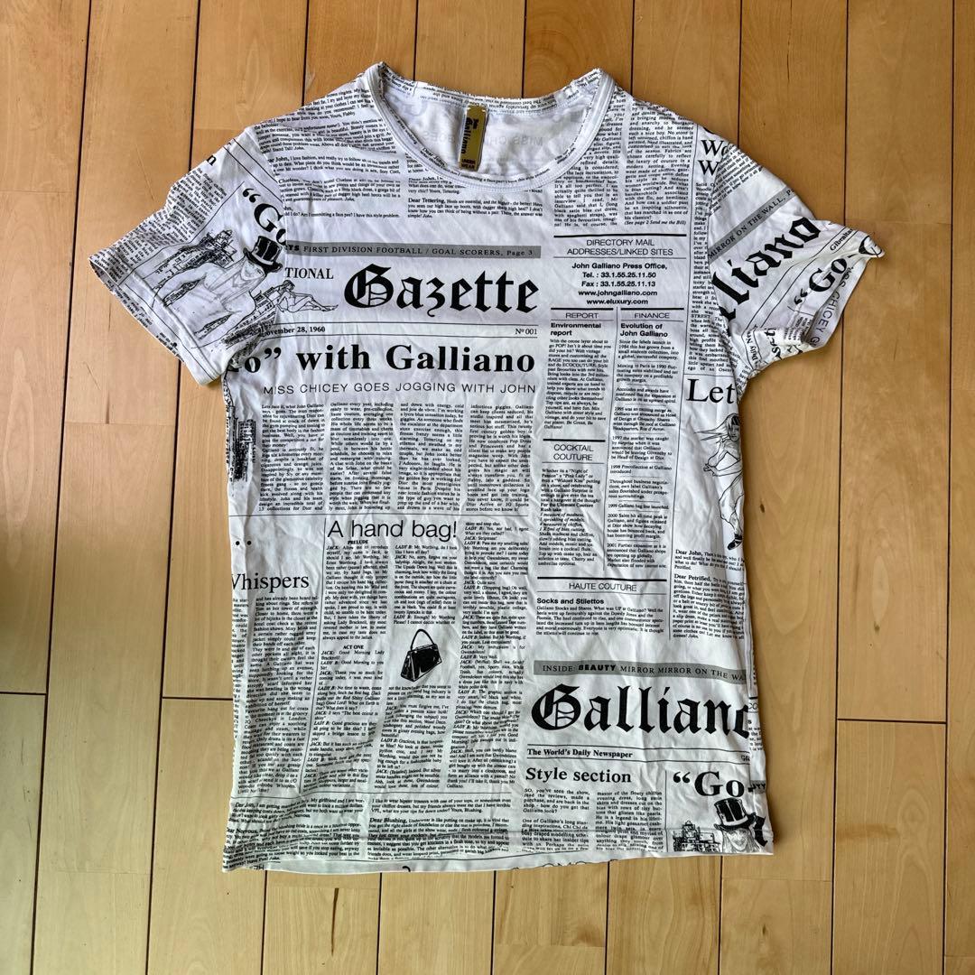 JOHN GALLIANO ジョンガリアーノ ニュースペーパー柄 Tシャツ - メルカリ
