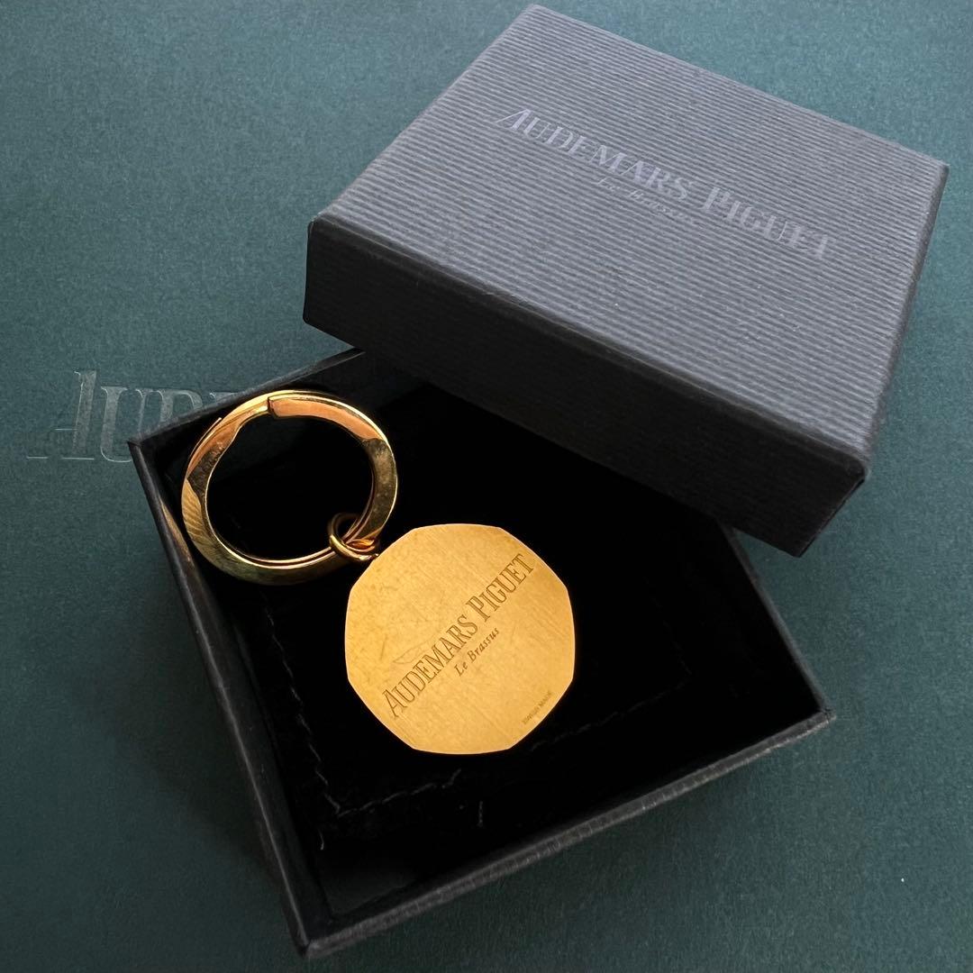 Audemars Piguet オーデマピゲ キーホルダー クロスクリーナー付き Audemars Piguet Silver Frosted Royal Oak Key Ring | Luxury Swiss