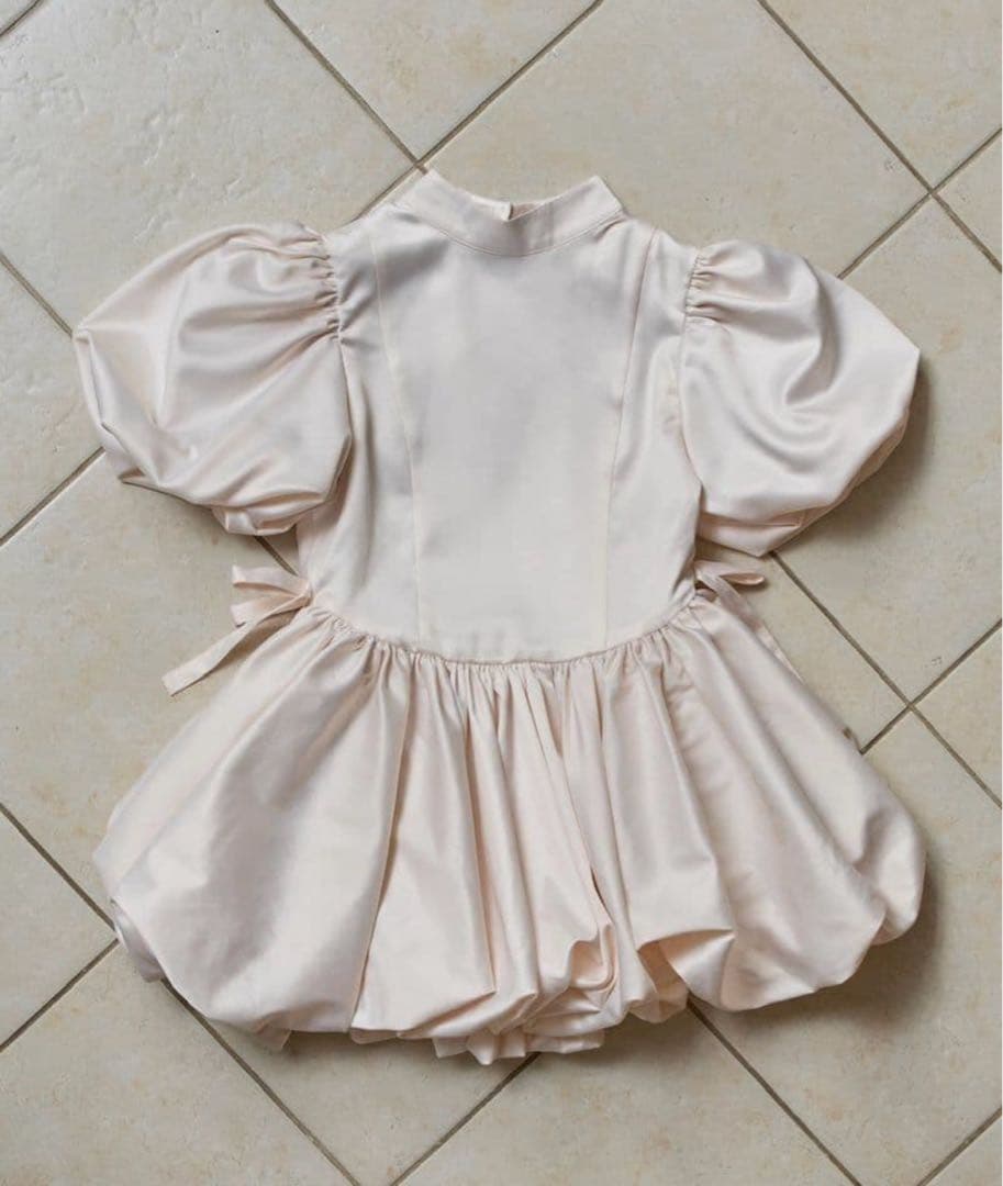 treat lirself サテンバルーンペプラムミニ ワンピース treat urself サテンバルーンぺプラムミニワンピース - メルカリ