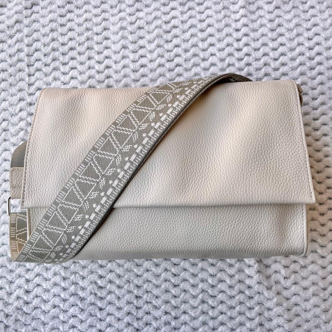 【美品】販売終了品 イアパピヨネ 《本革》柄ワイドテープショルダーバッグ