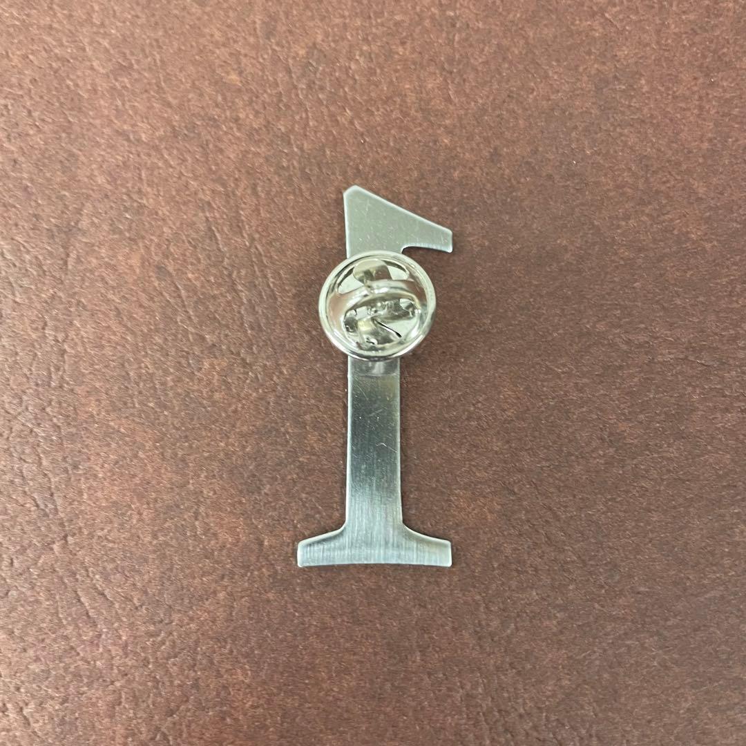 マルタンマルジェラ 恵比寿店移転1周年 ノベルティ ピンバッジ - メルカリ