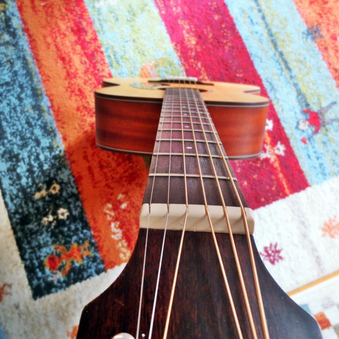 マーチン000-28を思わせるオープンギアなペグ,いい音で奏でるアコギ