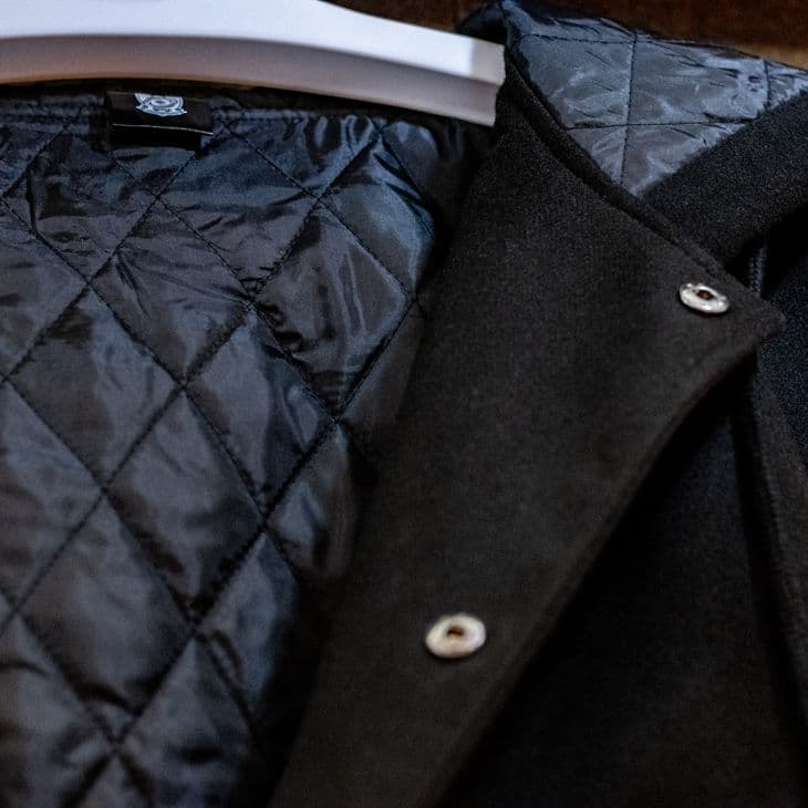 興梠慎三　フード付きスタジャン ブラック/ホワイト