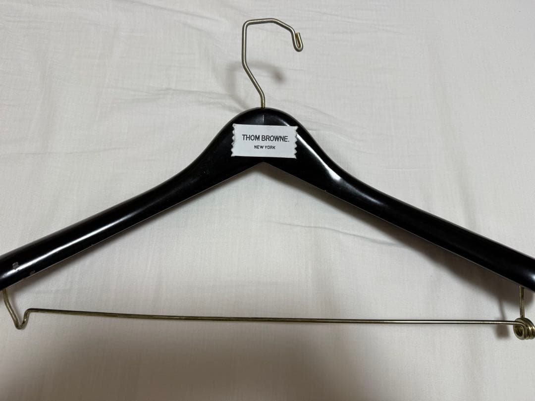 非売品！トムブラウン THOM BROWNE 純正木製ハンガー2本 THOM BROWNE/トムブラウン_men通販 | BILLFOLD WALLET【送料無料