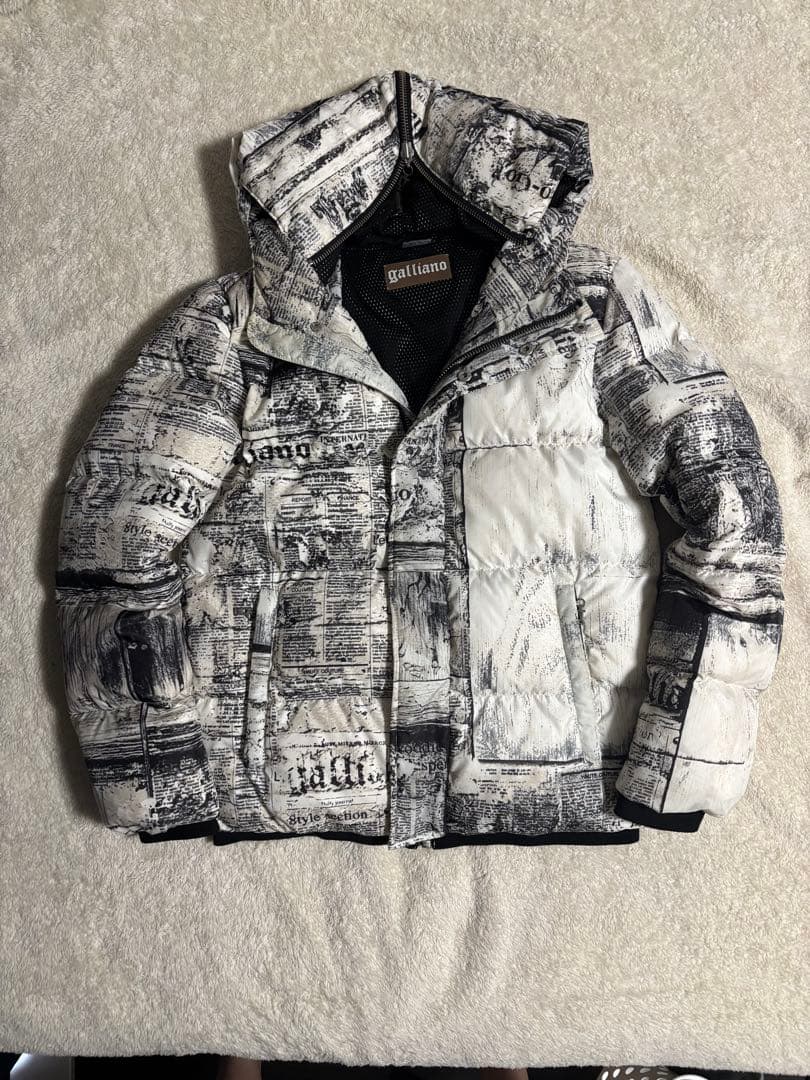 John Galliano ニュースペーパー ダウンジャケット 名作 アーカイブ