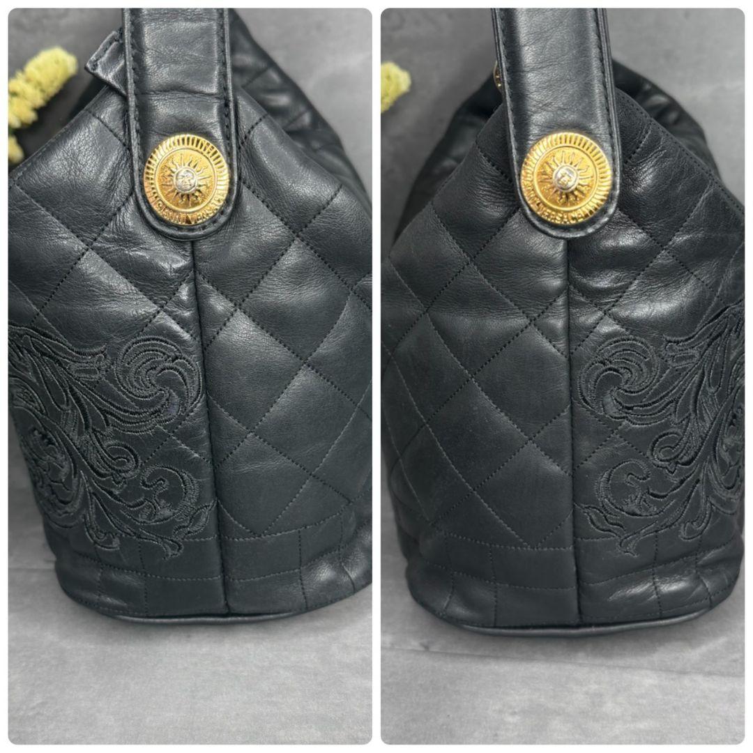 ジャンニヴェルサーチ サンバースト 刺繍 キルティング バニティバッグ