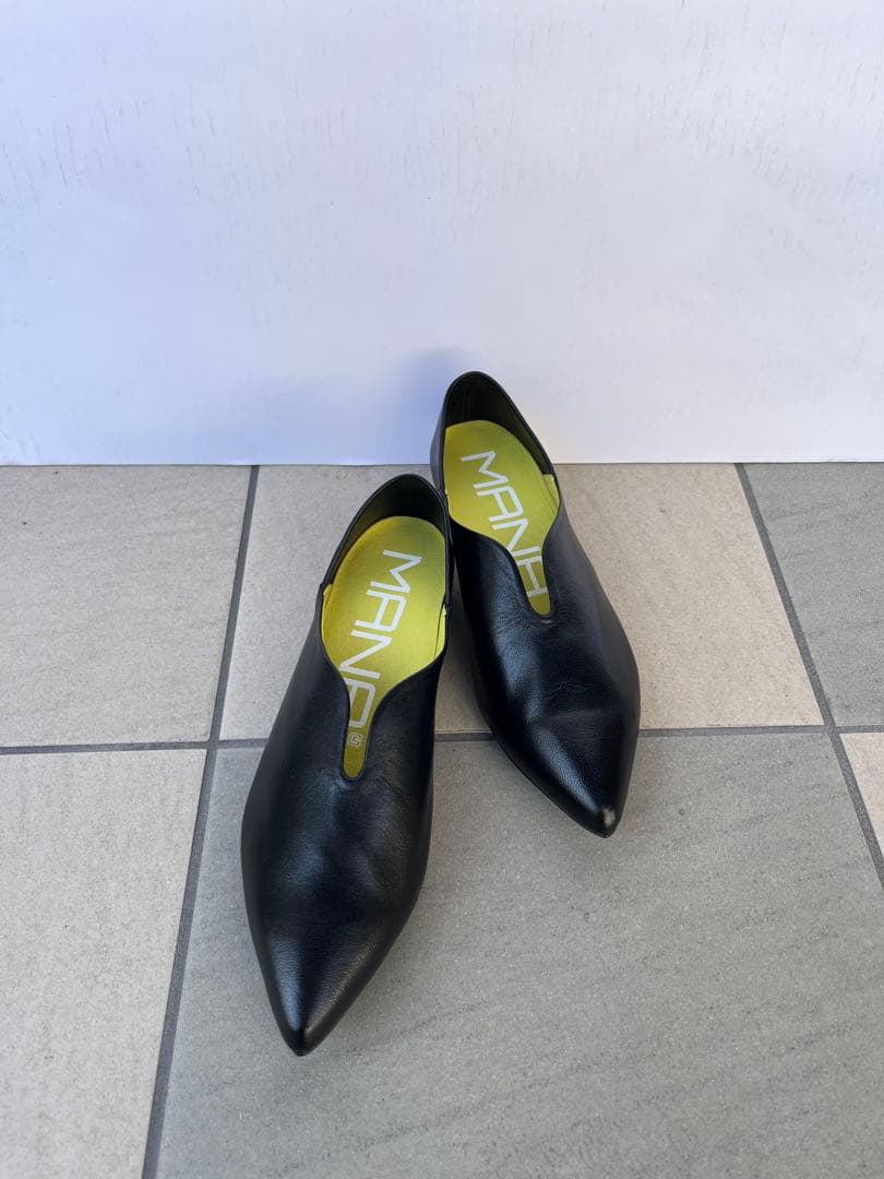 送料込 当日発送MANA ブラック ポインテッドトゥシューズ 23.5cm
