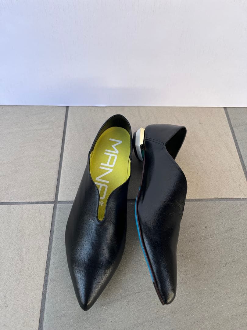 送料込 当日発送MANA ブラック ポインテッドトゥシューズ 23.5cm