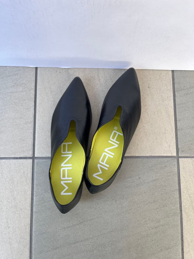 送料込 当日発送MANA ブラック ポインテッドトゥシューズ 23.5cm