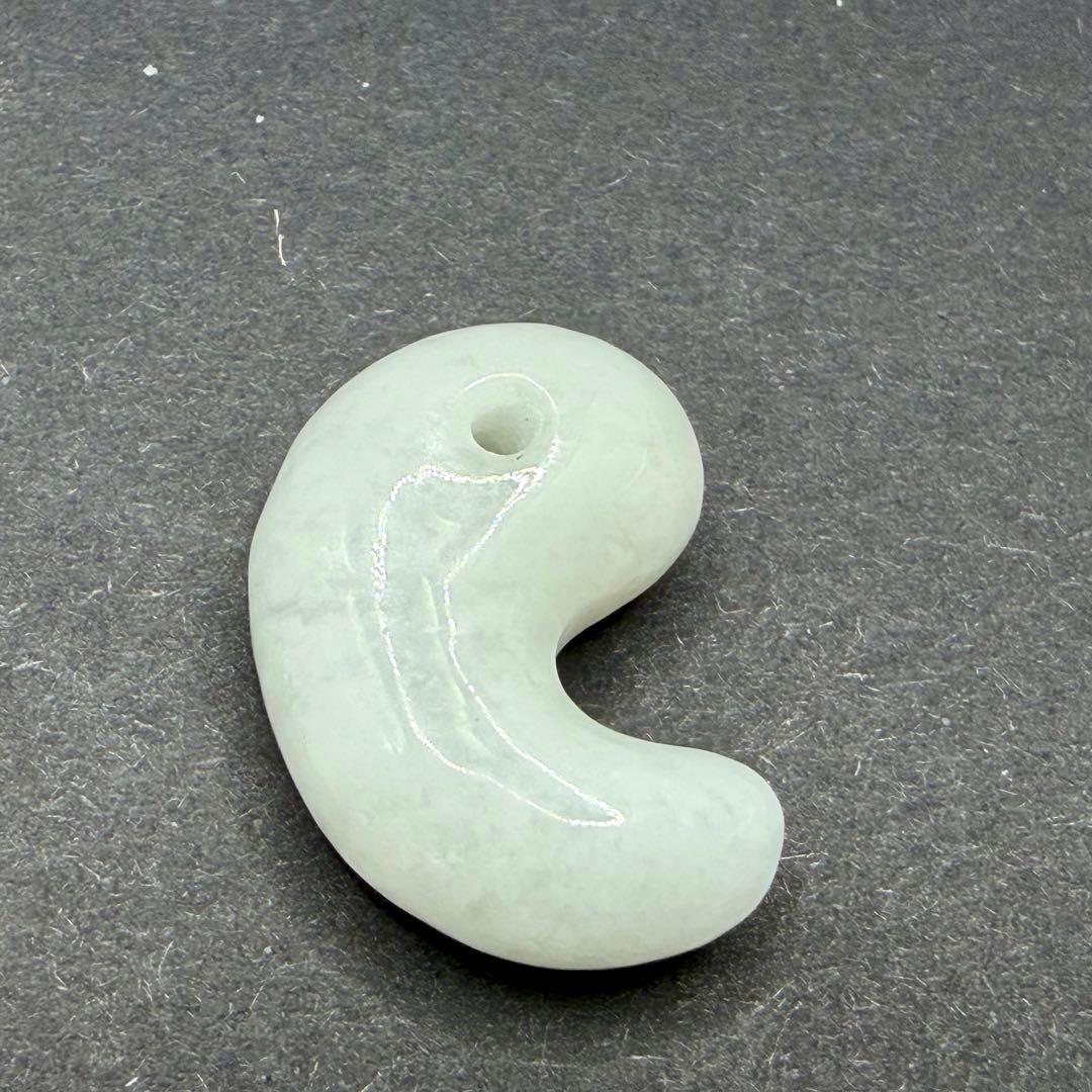 糸魚川翡翠 勾玉 約14.1mm 3.17g｜淡緑色・高透過｜国産天然翡翠